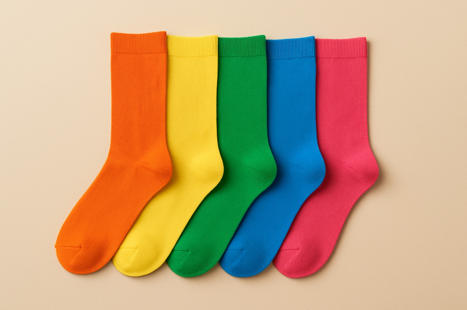 جوراب‌ های رنگی و طرحدار: ترند جذاب مد خیابانی ۲۰۲۵