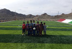 خرید چمن مصنوعی ورزشی؛ راهنمای جامع اجرای زمین فوتبال و فوتسال از انتخاب چمن تا هزینه نهایی