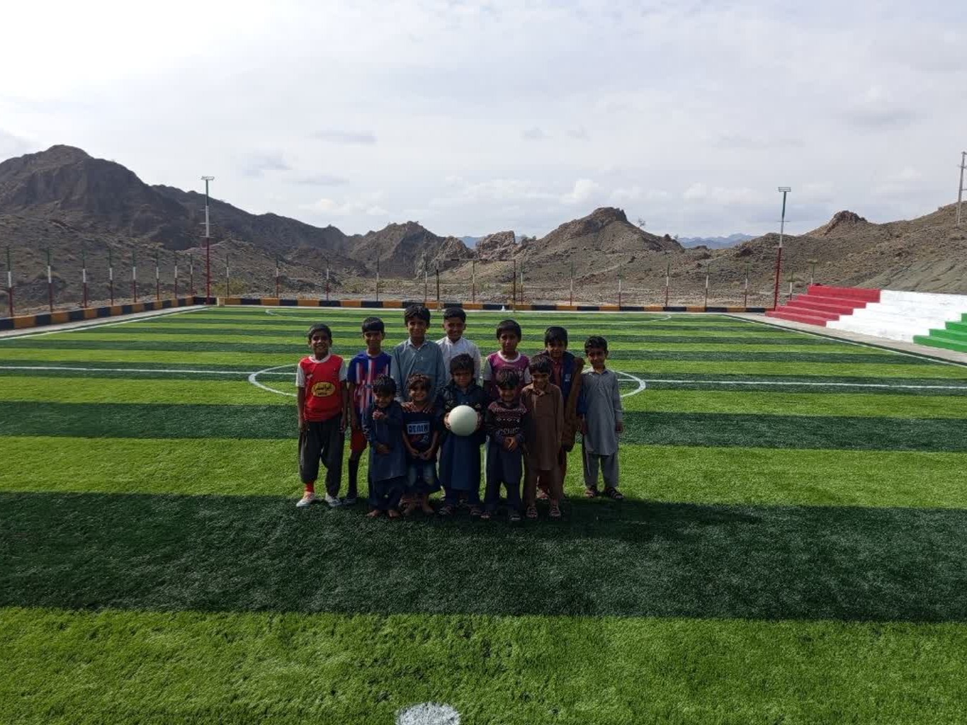 خرید چمن مصنوعی ورزشی؛ راهنمای جامع اجرای زمین فوتبال و فوتسال از انتخاب چمن تا هزینه نهایی